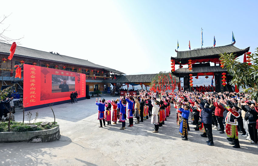 시진핑 주석은 화상 연결로 쓰촨성 몐양시 베이촨 창족자치현 스이촌 주민들과 관광객들에게 안부 인사를 전했다. [사진 출처: 신화사]