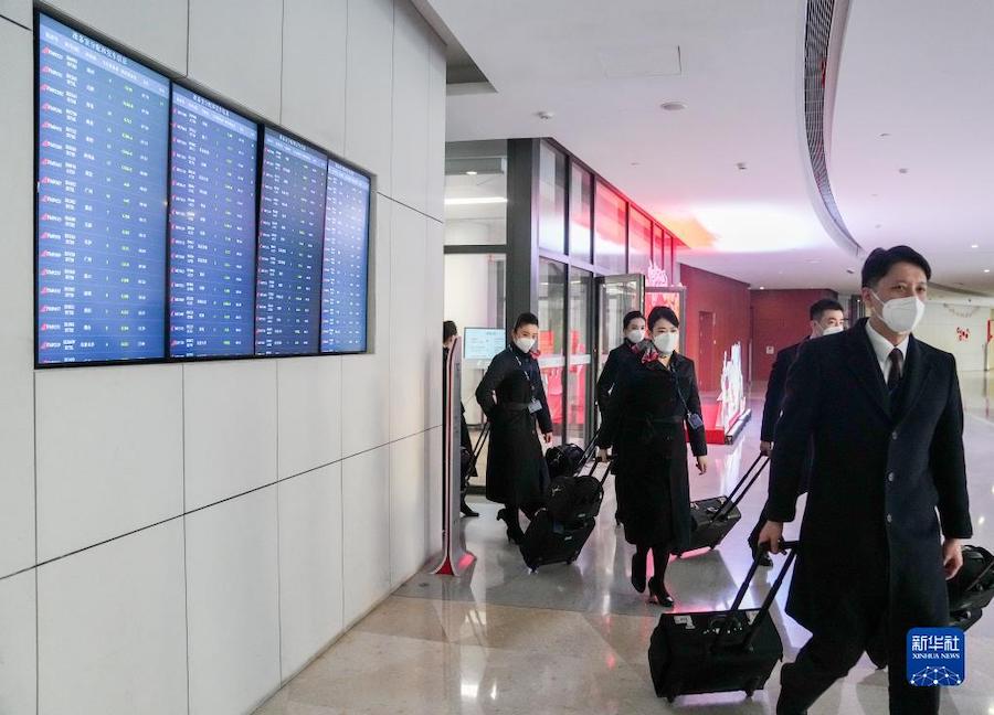 동방항공 승무원들이 걸어서 탑승장으로 이동하고 있다. [1월 9일 촬영/사진 출처: 신화사]