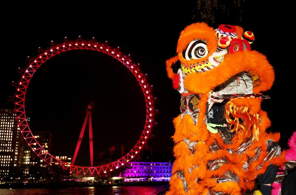 지난 13일 저녁(현지시간) 런던 아이를 배경으로 중국 전통 사자춤 공연이 펼쳐졌다. [사진 출처: 신화사]