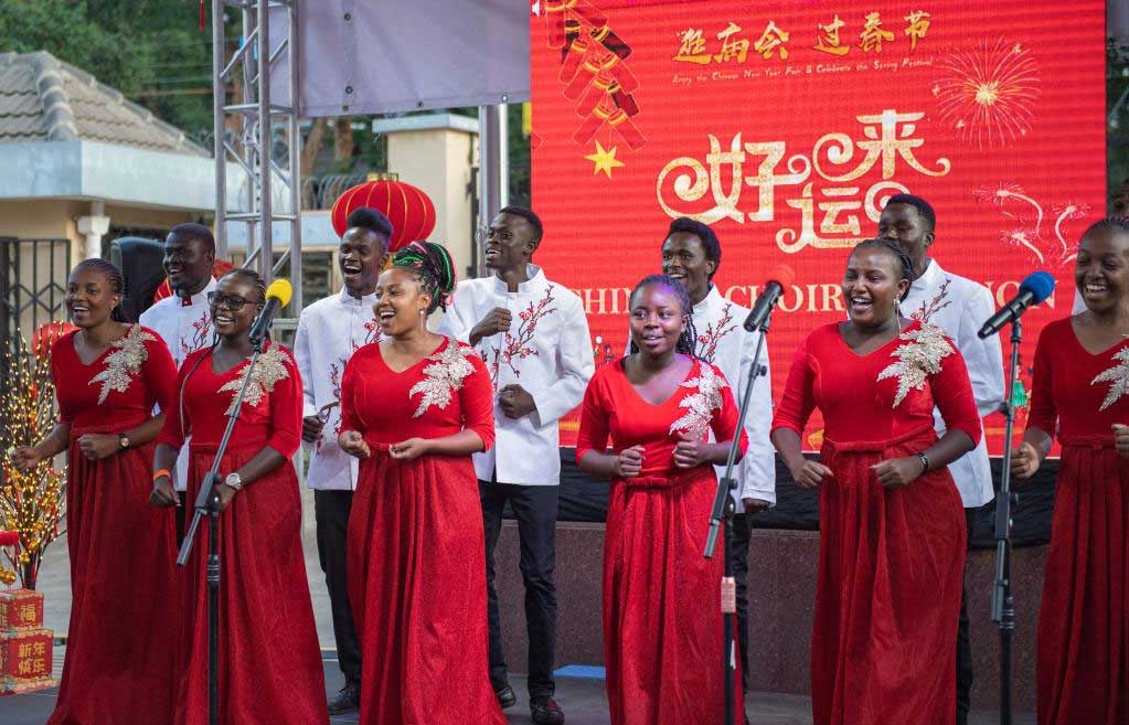 지난 19일 케냐 수도 나이로비에 위치한 공자학원 학생들이 중국 가요를 합창하고 있다. [사진 출처: 신화사]