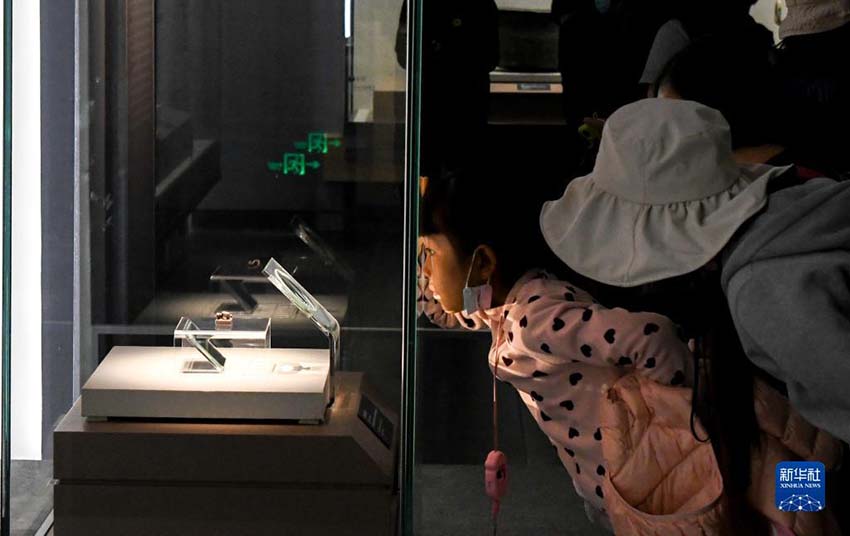 지난 24일 하이난(海南)성 박물관을 찾은 관람객들이 전시품을 둘러보고 있다. [사진 출처: 신화사]