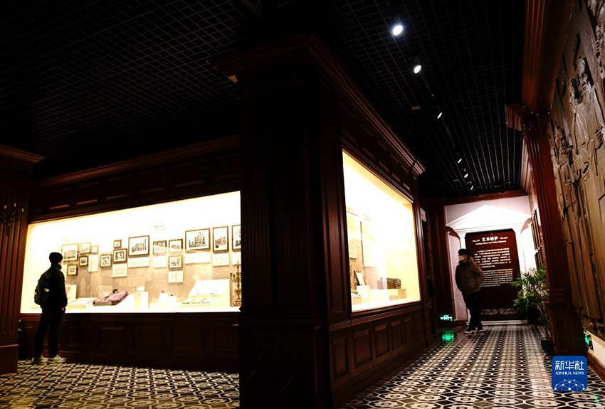 지난 24일 상하이 투산만박물관을 찾은 관람객들이 전시품을 관람하고 있다. [사진 출처: 신화사]