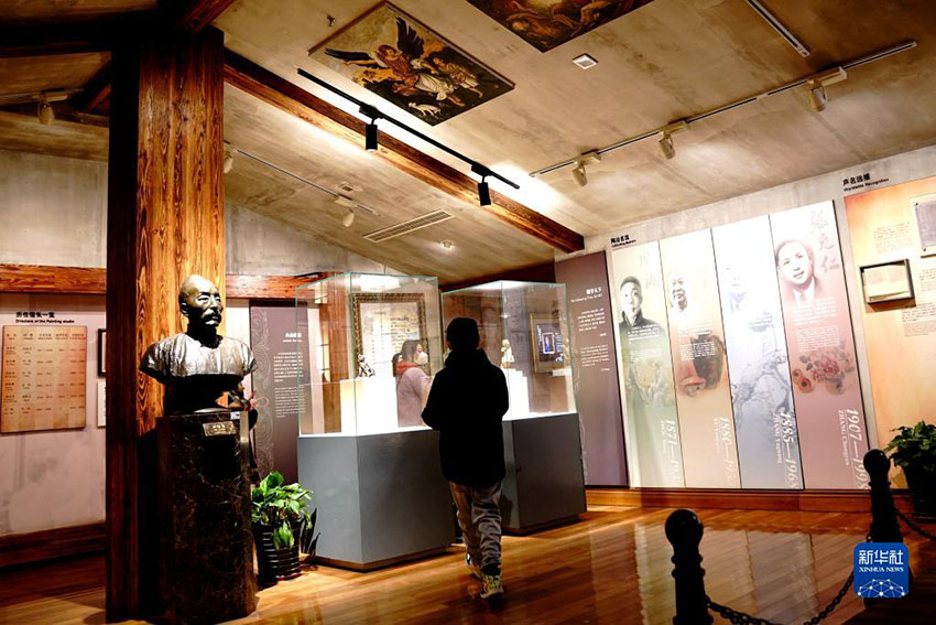 지난 24일 상하이 투산만(土山灣)박물관을 찾은 관람객들이 전시품을 관람하고 있다. [사진 출처: 신화사]