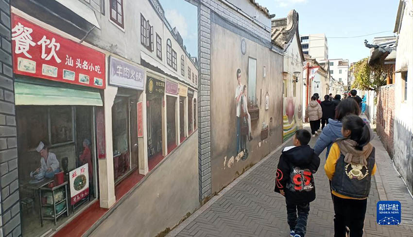 지난 24일 광둥성 산터우룽후구 스이허촌을 찾은 관광객들이 마을을 구경하고 있다. [사진 출처: 신화사]