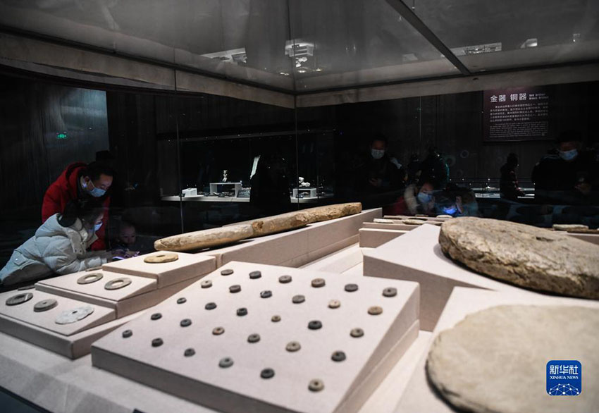 지난 24일 쓰촨(四川)성 청두(成都) 진사(金沙)유적박물관을 찾은 관람객들이 전시품을 둘러보고 있다. [사진 출처: 신화사]