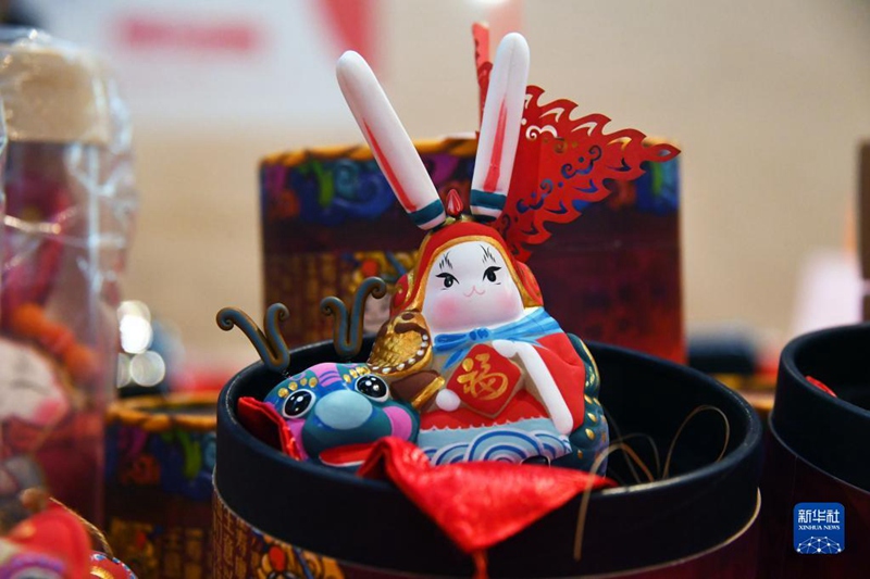 베이징 중화세기단(中華世紀壇)에서 촬영한 토끼인형 ‘투얼예(兔兒爺)’ [1월 23일 촬영/사진 출처: 신화사]