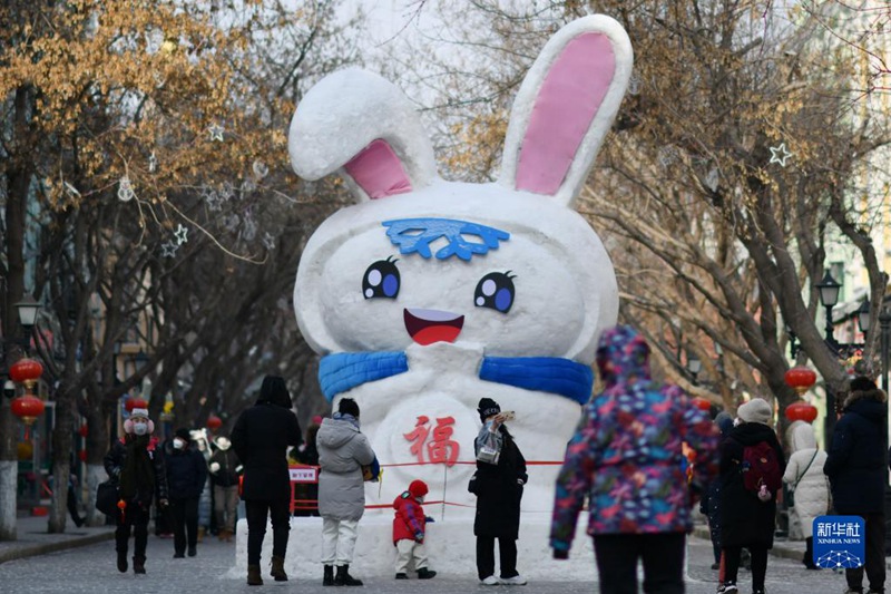 하얼빈(哈爾濱)에서 관광객들이 토끼 눈조각과 사진을 찍고 있다. [1월 22일 촬영/사진 출처: 신화사]