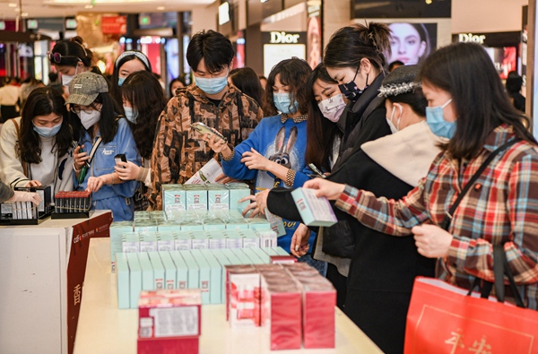 소비자들이 하이난 한 면세점에서 쇼핑하고 있다. [1월 26일 촬영/사진 출처: 비주얼차이나(Visual China)]