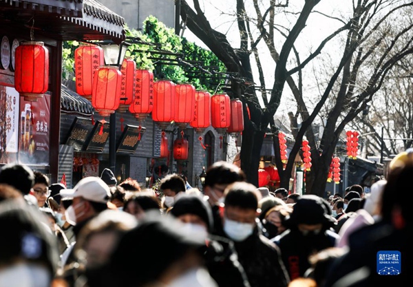 1월 27일, 관광객들이 베이징 난뤄구샹(南鑼鼓巷)에서 관람하고 있다. [사진 출처: 신화사]