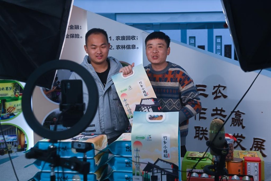 지난 13일 저장(浙江)성 항저우(杭州)시 린안(臨安)구에서 청년 창업가들이 라이브 커머스로 제품을 판매하고 있다. (사진/신화사)
