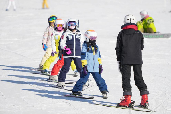 지난 2일 베이징 스징룽스키장에서 스키를 배우고 있는 어린이들 (사진/신화망)