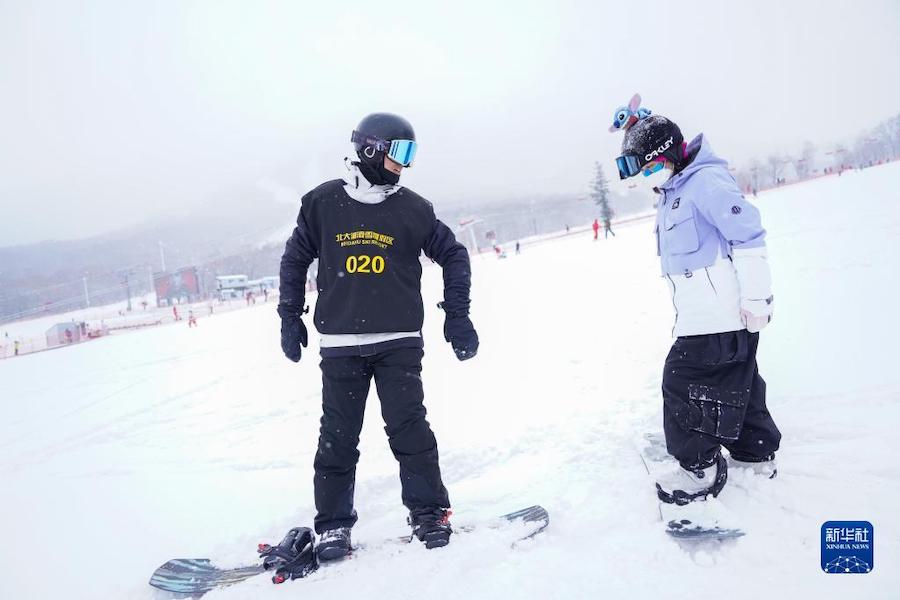 사오펑(왼쪽)이 베이다후 스키리조트에서 스키 강의를 하고 있다. [1월 19일 촬영/사진 출처: 신화사]