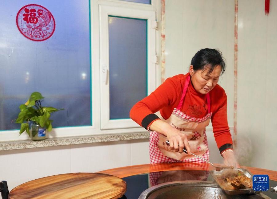 장훙샤가 손님을 위해 명절 음식을 준비하고 있다. [1월 21일 촬영/사진 출처: 신화사]