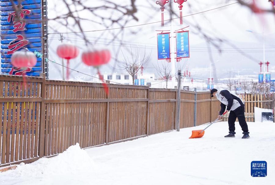 사오펑이 정원에 눈을 치우고 있다. [1월 19일 촬영/사진 출처: 신화사]