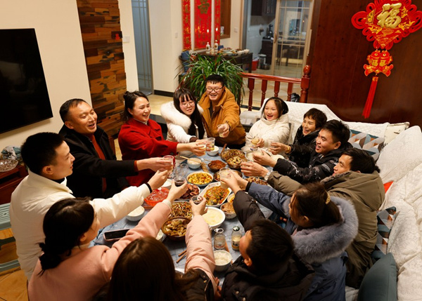지난 21일 구이저우(貴州)성 쭌이(遵義)시의 한 가족이 춘절 전날 한 자리에 모여 식사를 함께 즐기고 있다. (사진/신화망)