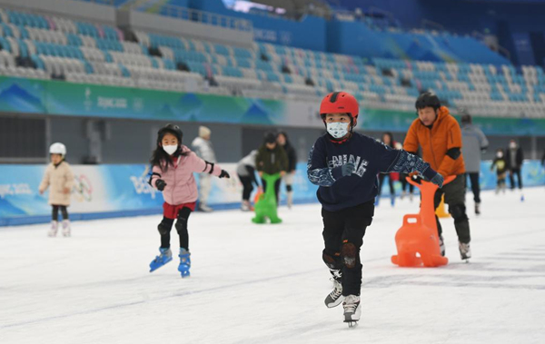 어린이 관광객들이 지난달 22일 빙쓰다이에서 스케이트를 타고 있다. (사진/신화망)