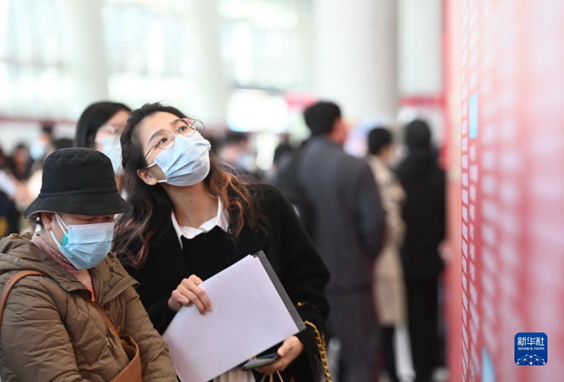 1월 31일 푸젠성 푸저우시에서 촬영한 2023년 춘계 대졸자 대형 채용설명회 현장이다. 해당 설명회는 ‘온라인+오프라인’ 방식으로, 459개 기업에서 약 2만 개 일자리를 제공한다. [사진 출처: 신화사]
