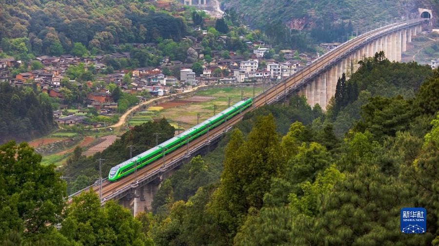 ‘푸싱호’ 고속열차가 중국-라오스 철도 중국 구간을 달린다. [사진 촬영: 쉬장웨이]