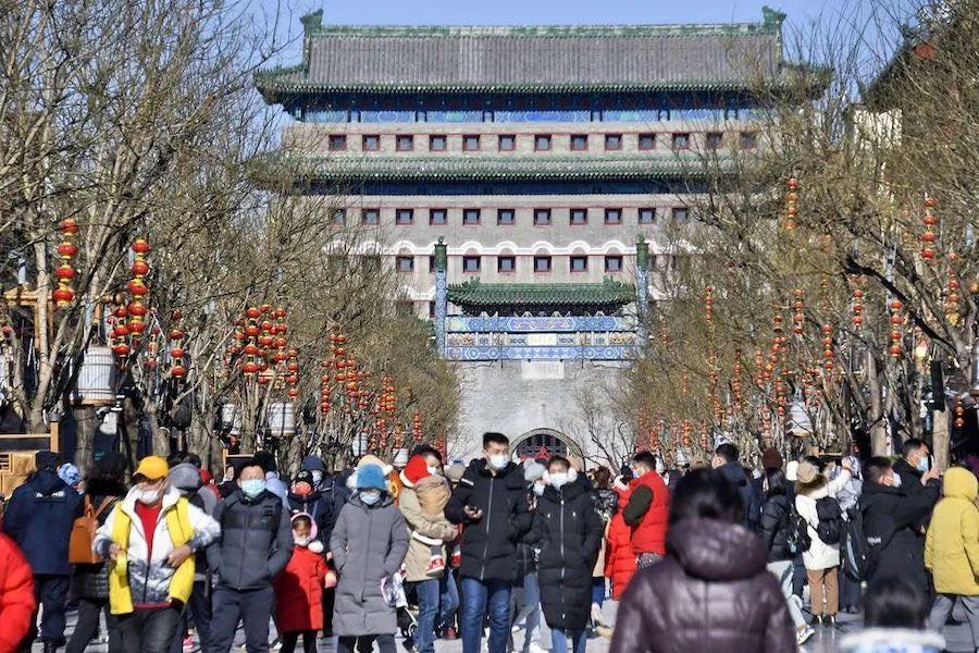 베이징 첸먼다제(前門大街)를 구경하는 사람들 뒤로 정양문 전루(箭樓)가 보인다. [2022년 2월 4일 촬영/사진 출처: 신화사]