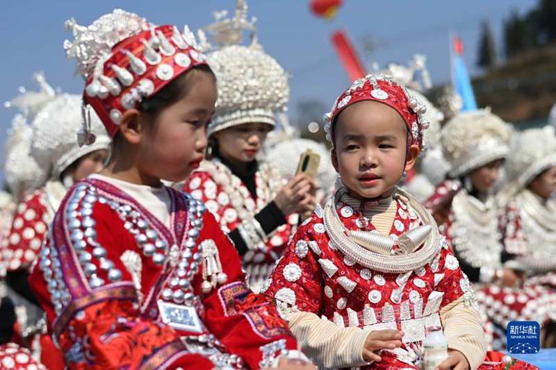 1월 31일, 먀오족 어린이들이 구룽진에서 문화예술공연을 관람한다. [사진 출처: 신화사]