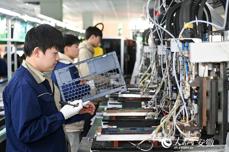 징웨이(經緯)전자 직원들이 노트북 케이스 제조작업에 한창이다. [사진 출처: 신화사]