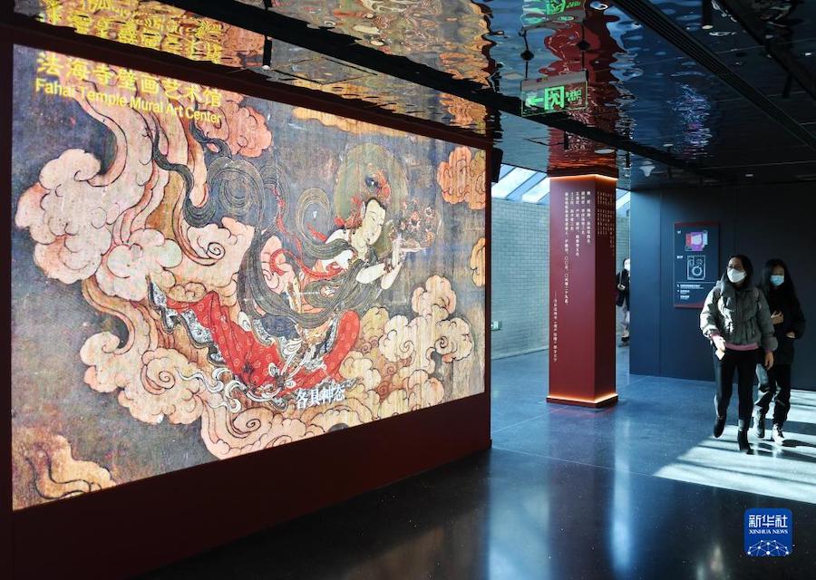 관광객들이 베이징 파하이쓰 사원 벽화 테마 체험 디지털 미술관을 관람한다. [1월 31일 촬영/사진 출처: 신화사]