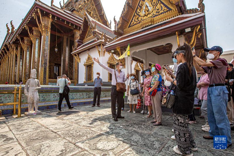 2월 7일, 관광객들이 태국 방콕 왕궁 관광지를 구경한다. [사진 출처: 신화사]