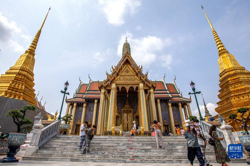 2월 7일, 관광객들이 태국 방콕 왕궁 관광지를 구경한다. [사진 출처: 신화사]