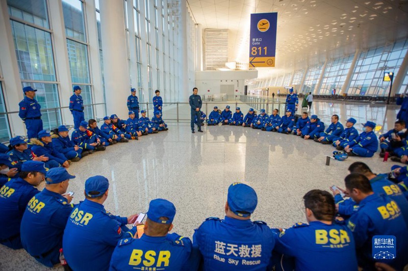 2월 8일, 란톈 구조대원들이 탑승 전에 집결해 회의를 한다. [사진 출처: 신화사]