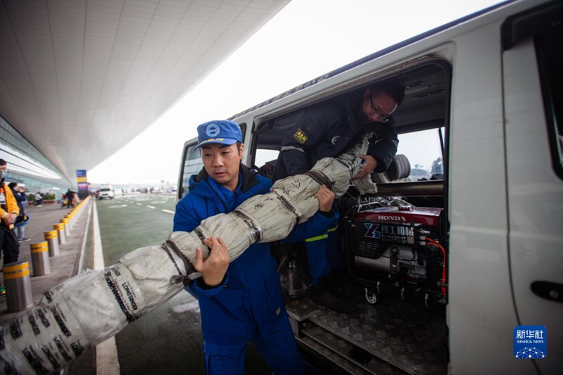 2월 8일, 란톈 구조대원들이 공항에서 짐을 옮긴다. [사진 출처: 신화사]