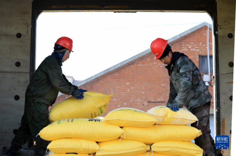 작업자들이 비료 원자재를 운반하고 있다. [2월 6일 촬영/사진 출처: 신화사]