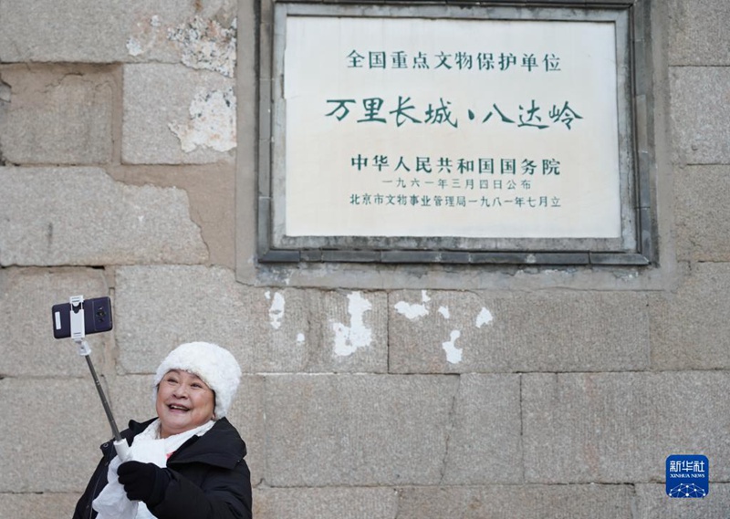 홍콩 ‘실버족’ 관광객들이 베이징 바다링창청에서 기념사진을 찍는다. [사진 출처: 신화망]