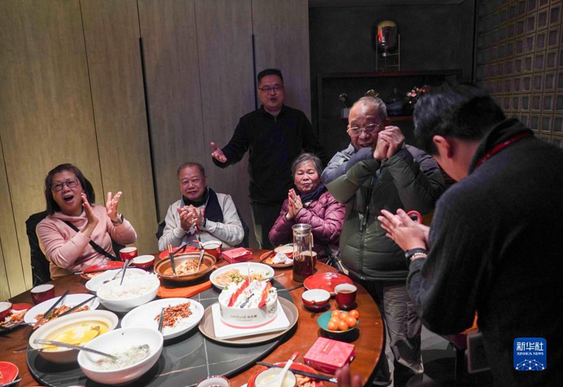 2월 7일, 홍콩 여행객 리궈린(李國麟, 우2) 노인의 69세 생신날이라 여행사에서 생일 케이크를 준비했다. [사진 출처: 신화망]