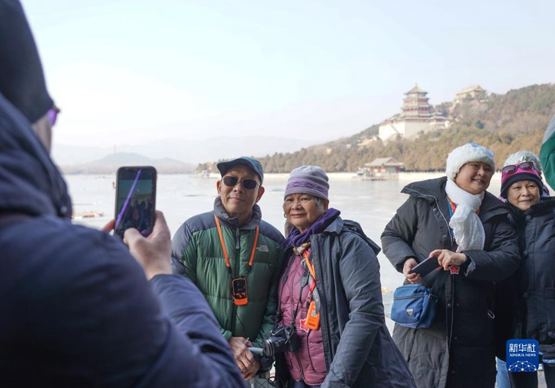 홍콩 ‘실버족’ 관광객들이 베이징 이허위안을 구경한다. [사진 출처: 신화망]