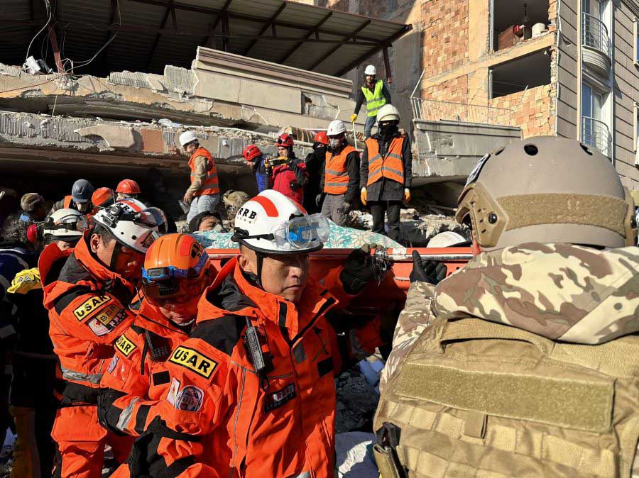[튀르키예 강진] 中구조대원 "작전 이튿날 다섯 식구 구출, 시간은 사람을 기다려주지 않는다!"
