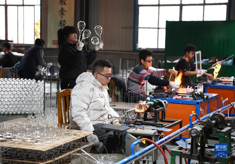 2월 11일, 허젠시의 한 공예유리제품 생산기업 공장에서 제품을 가공 중이다. [사진 출처: 신화망]