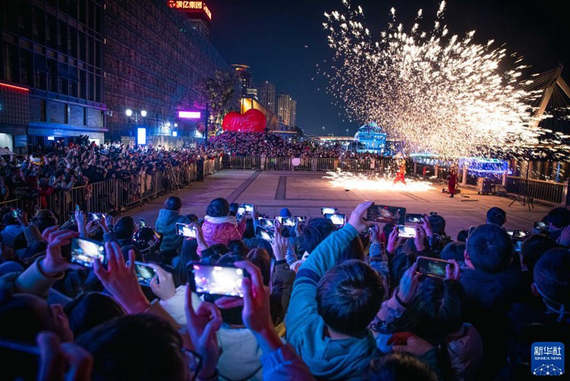 2월 15일, 관광객들이 닝보 라오와이탄 거리에서 다톄화 공연을 구경한다. [사진 출처: 신화사]