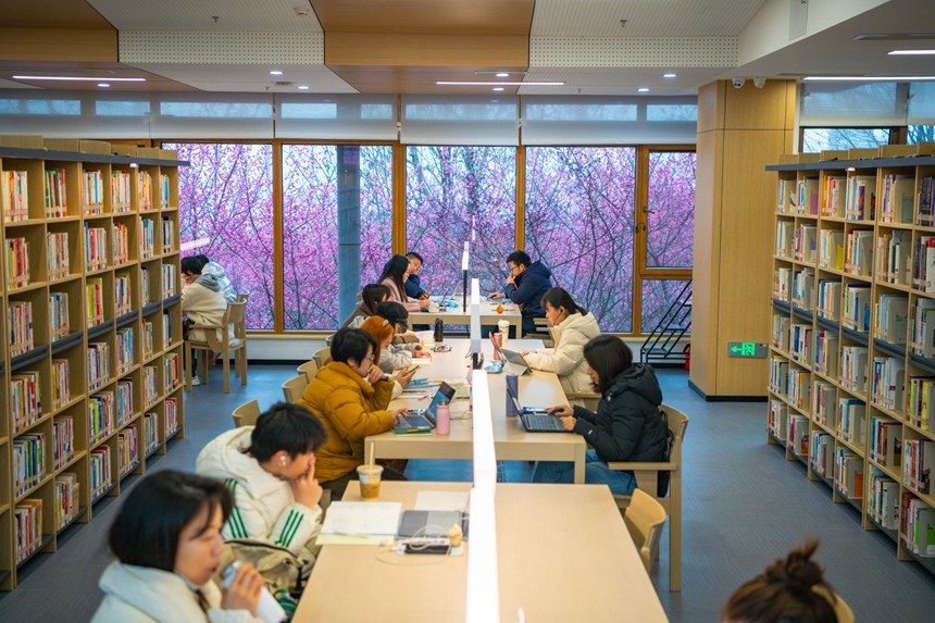 2월 16일, 시민들이 장베이구 도서관 훙언쓰관에서 독서 중이다. [사진 촬영: 쩌우러]