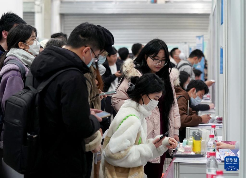 2월 25일 촬영한 채용설명회 현장 [사진 출처: 신화사]