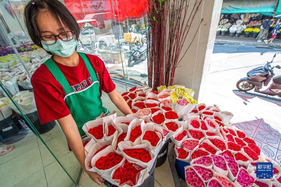 빡크롱 딸랏 꽃시장 직원이 윈난에서 온 꽃을 운반하고 있다. [2월 21일 촬영/사진 출처: 신화사]