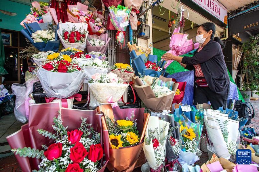 빡크롱 딸랏 꽃시장 상인이 윈난에서 온 꽃다발을 배치하고 있다. [2월 21일 촬영/사진 출처: 신화사]