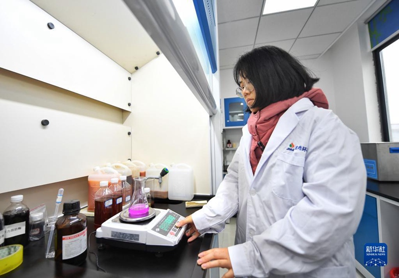 2월 21일, 쓰촨의 한 환경보호과학기술기업 직원이 실험실에서 작업 중이다. [사진 출처: 신화사]
