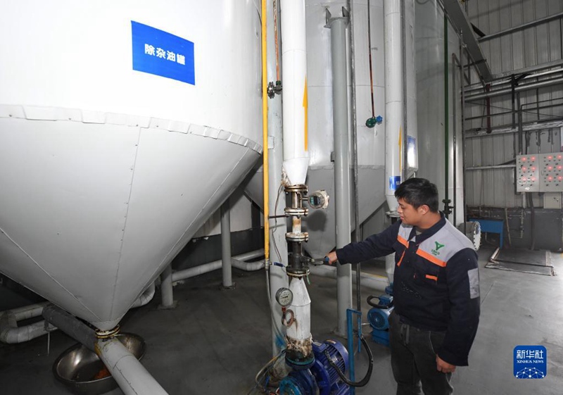 2월 21일, 쓰촨의 한 환경보호과학기술기업 직원이 생산라인에서 설비 가동 중이다. [사진 출처: 신화사]