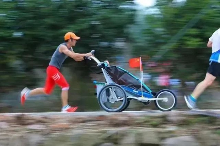아들이 탄 휠체어 밀고 56번째 마라톤 완주한 中 남성