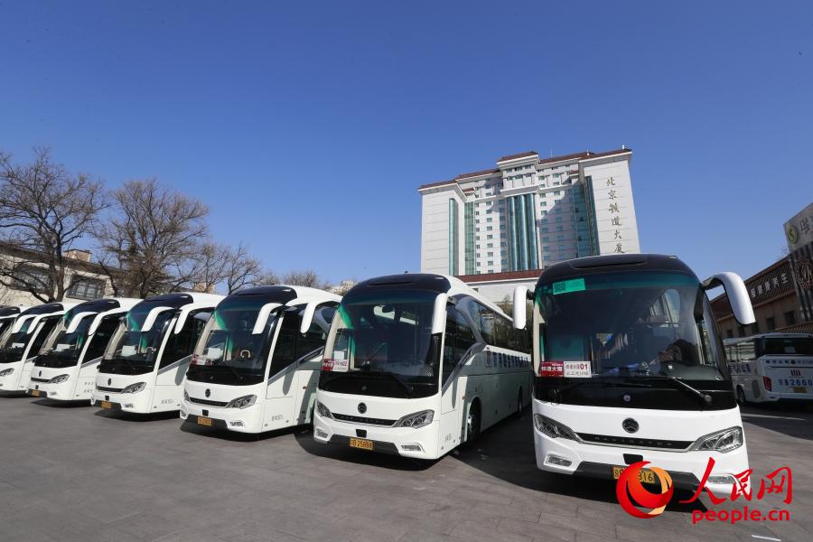 3월 2일, 베이징철도빌딩 숙소 밖에 버스가 줄지어 서 있다. [사진 출처: 인민망]