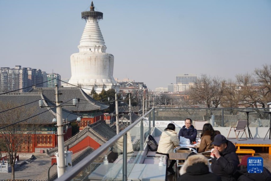 베이징 시청(西城)구에 있는 라오쯔하오 바이타쓰(白塔寺) 약국 옥상에서 고객들이 음료를 마시고 있다. [2월 22일 촬영/사진 출처: 신화사]