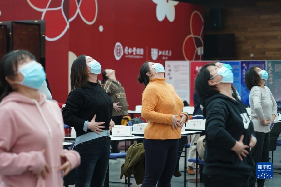 고객들이 베이징 다싱구 퉁런탕 즈마건강0호점에서 건강 수업에 참여하고 있다. [2월 27일 촬영/사진 출처: 신화사]