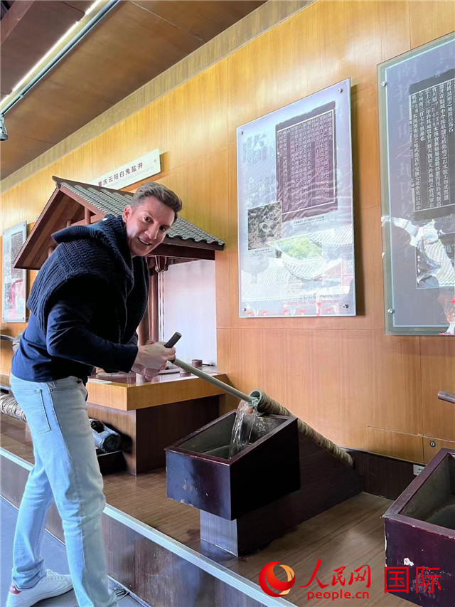 쯔궁 염업 역사박물관, 관광객이 양수기를 체험한다. [사진 출처: 인민망]