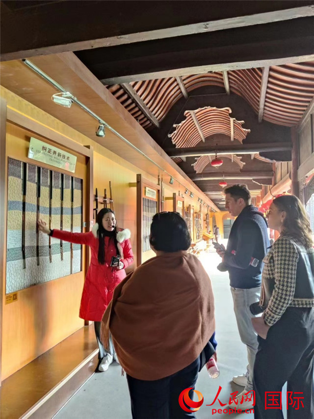 쯔궁 염업 역사박물관, 가이드가 관광객들에게 설명을 해준다. [사진 출처: 인민망]