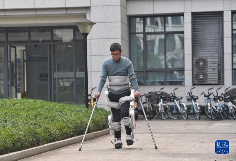 3월 6일, 하반신 마비환자가 외골격 로봇의 도움으로 걷는다. [사진 출처: 신화사]